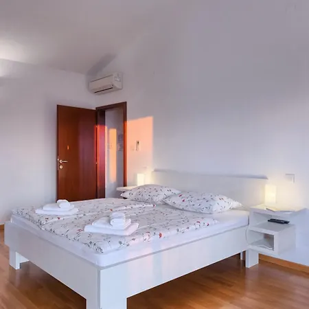 Dubravka In Istria For 11 People - Pet Friendly With 70 M2 Private Pool Villa *